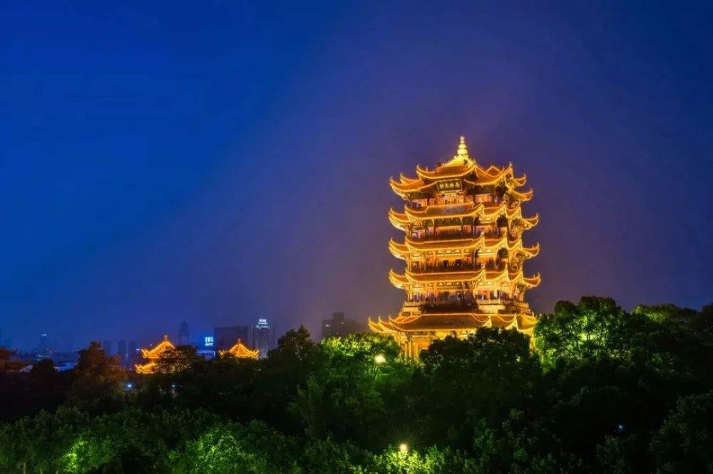 芳草萋萋鹦鹉洲的上一句