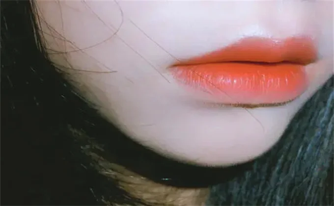 咬唇妆的白色的是什么​