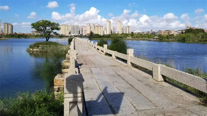 中国现存古代最长的连梁式石板平桥是